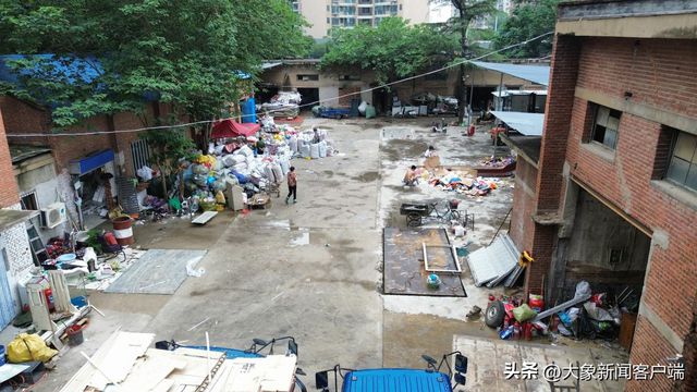 大象帮丨噪音扰民 郑州一居民楼旁 废品收购站和执法部门“打游击”