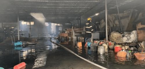 厦门湖里一废品回收站突发大火,浓烟冲天 现场发现两个