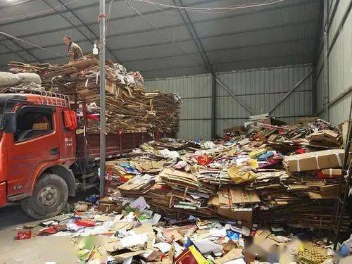 你笑我收废品脏乱差,我笑你们白领挣得少
